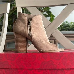 Light brown/tan open toed heeled booties🤎by CARLOS by Carlos Santana
